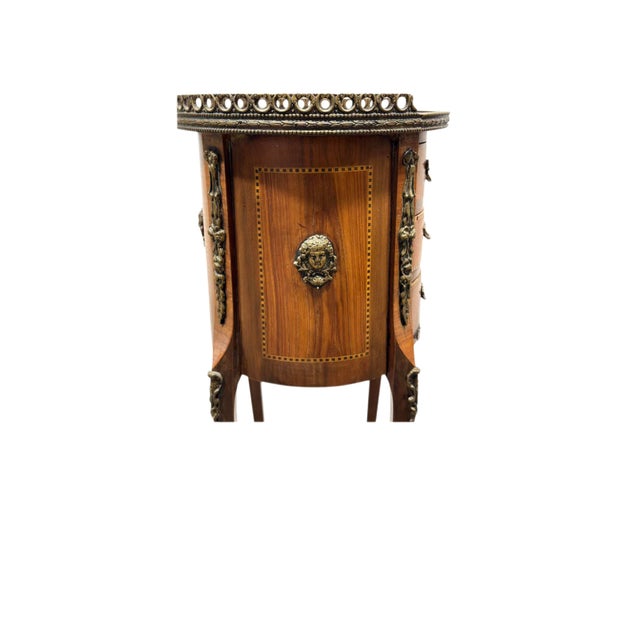 Metal 1940s Pair of French Louis XV Style Inlaid Round Nightstands With Gallery For Sale - Image 7 of 17