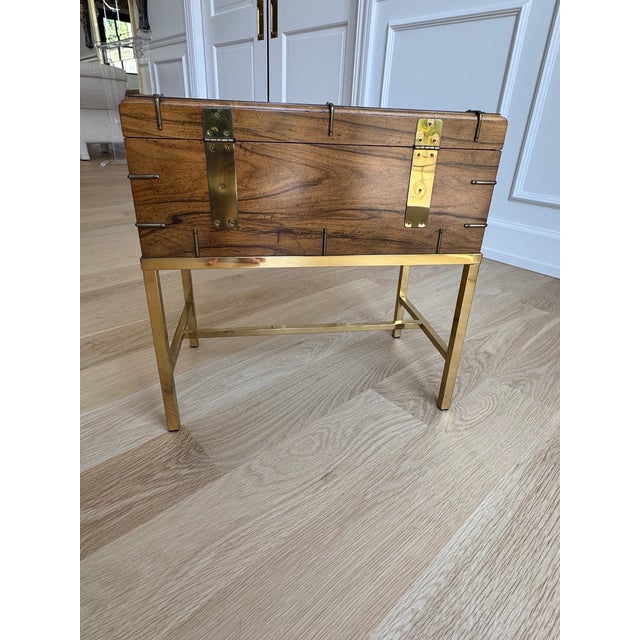1970s 1970s Baker Furniture Cherry Campaign Storage Chest / Trunk on Integrated Brass Stand | Hollywood Regency Accent Cabinet / Side Table For Sale - Image 5 of 12