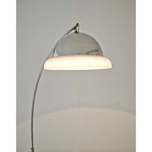 This vintage 1970s arched floor lamp, crafted from chromed brass with a two-tone shade, is a classic Space Age lighting...