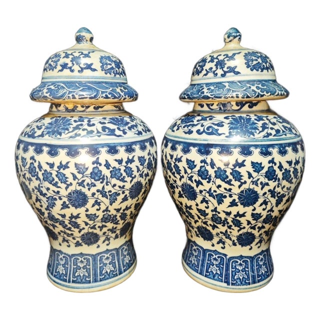 Pair of Chinese Blue and White Interlocking Lotus General’s Ginger Jars, Chinoiserie Lidded Urns For Sale