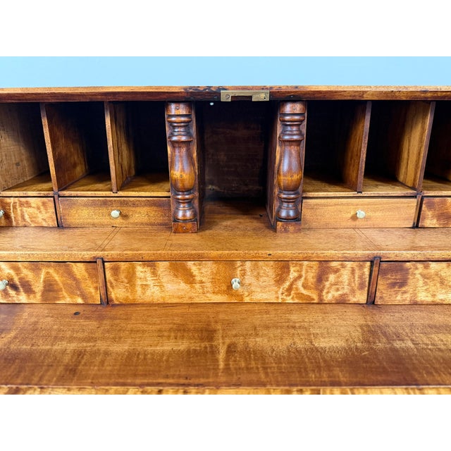 18th Century New England Chippendale Tiger Maple Slant-Front Desk, C. 1760–1780 For Sale - Image 9 of 18