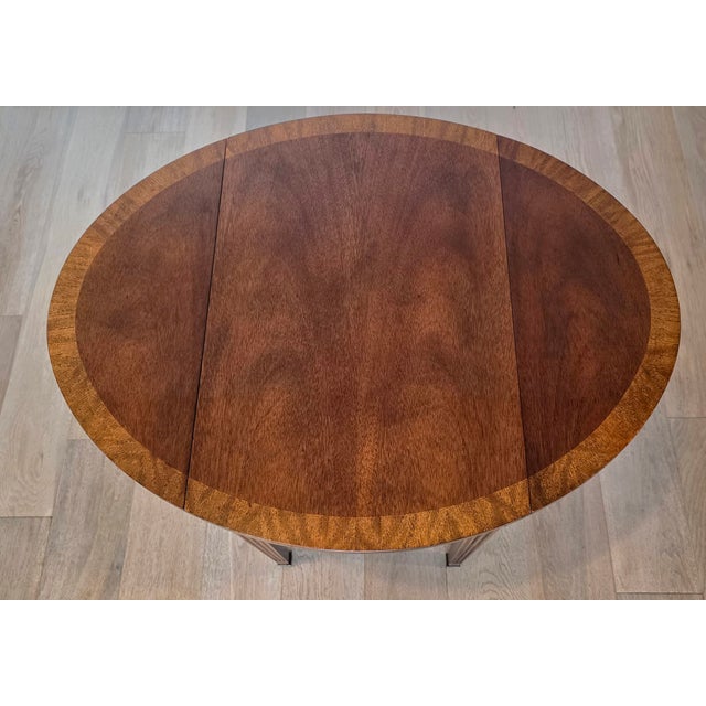 Late 20th Century American Federal Style Cross-Banded Matched Mahogany Drop-Leaf Extending Occasional Table Signed Baker Furniture For Sale - Image 5 of 17