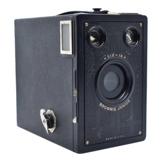 1930s Kodak Six-16 Brownie Junior Box Camera For Sale