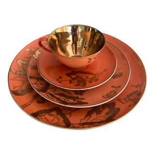 1960s Dorothy Thorpe California Persimmon Orange and Gold Dinnerware Set- 25 Pieces For Sale