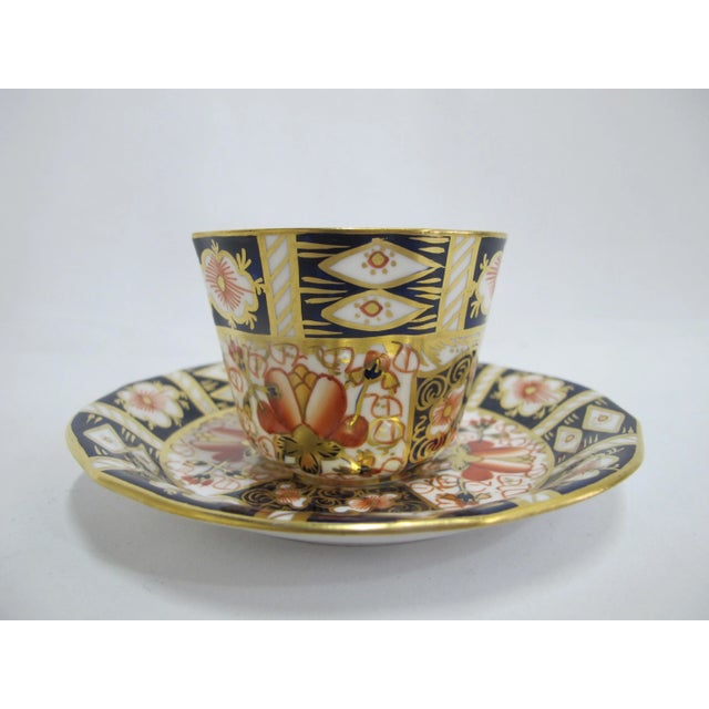 Royal Crown Derby Porcelain Early 20th Century Royal Crown Derby 2451 Traditional Imari Bone China Scallop Tea Cup & Saucer Set - 4pcs For Sale - Image 4 of 11