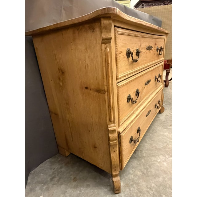 Mid 19th Century English Mid 19th Century Pine Serpentine Chest of Drawers With Hand Cut Dovetails, Circa 1860 For Sale - Image 5 of 14