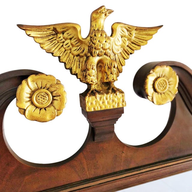 Tomlinson American Federal Carved Mahogany Parcel-Gilt Eagle Pediment Wall Mirror by Tomlinson For Sale - Image 4 of 10