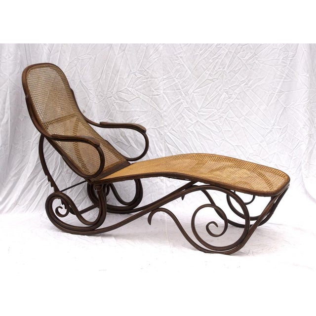 Rare Gebrüder Thonet reclining daybed, designed pre-1904 and illustrated in the Thonet 1904 catalogue (p. 74). Crafted in...