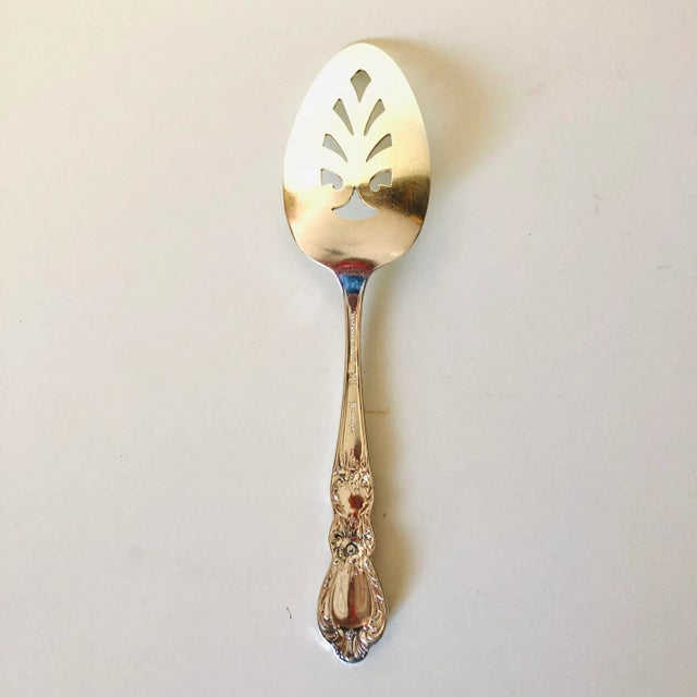 French Provincial 50's Vintage Rogers "Heritage" Pattern Silverplate Pierced Pie Server For Sale - Image 3 of 4