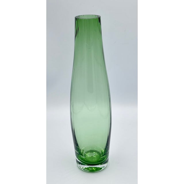 Discover this beautiful VILLEROY & BOCH Green Optic Ribbed Tapered Fluted Glass Bud Vase, a truly charming piece that will...