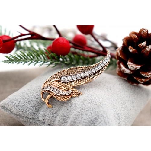 Leaf-Shaped Gold Brooch with Diamonds For Sale - Image 5 of 7