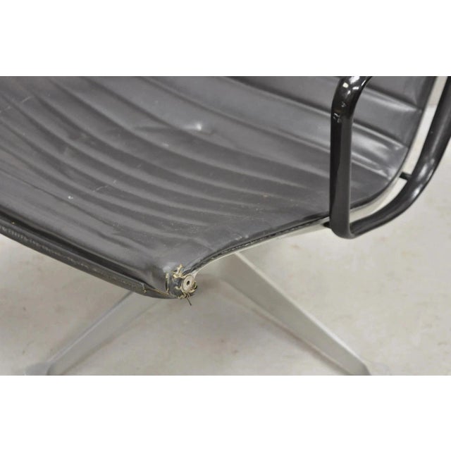 Vintage Herman Miller Charles and Ray Eames Design Swivel Aluminum Group Chair For Sale In Philadelphia - Image 6 of 11