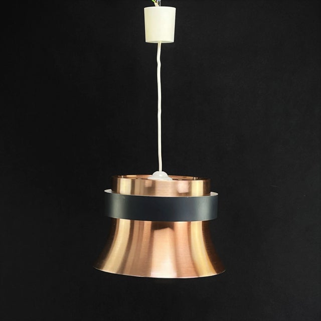 The rare lamp is a real design classic from the 60s. The copper-coloured hanging lamp is an original and gives a pleasant...