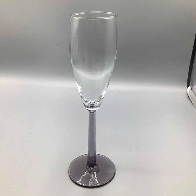 Mid-Century Modern Vintage Set of 4 Amethyst Octagonal Stem Champagne and 4 Wine Glasses-Set of 8 For Sale - Image 3 of 13