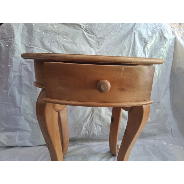 French Provincial Vintage Oval Accent Table With Cabriole Legs For Sale - Image 3 of 6