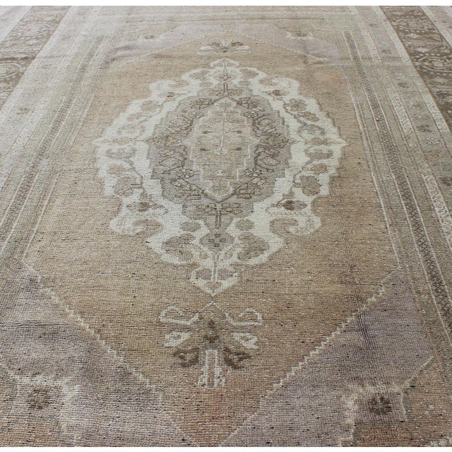 Mid 20th Century Vintage Turkish Oushak Rug With Faded Taupe, Soft Sage, and Muted Ivory 5'11" X 9'8" For Sale - Image 5 of 8