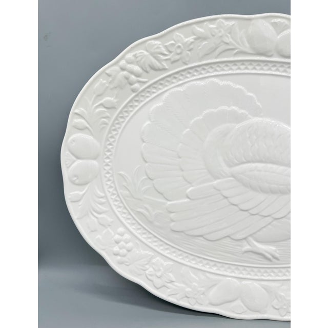 Bordallo Pinheiro Vintage White Embossed Turkey Platter – Traditional / Farmhouse / Thanksgiving For Sale - Image 4 of 11