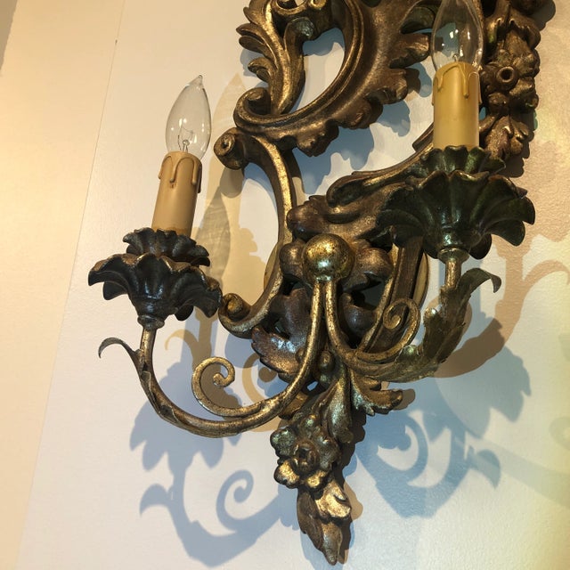 Italian Hand Carved Wood 2 Light Acanthus Leaf Motif Sconce in Distressed Silver Gilt and Mecca Finish For Sale - Image 4 of 13