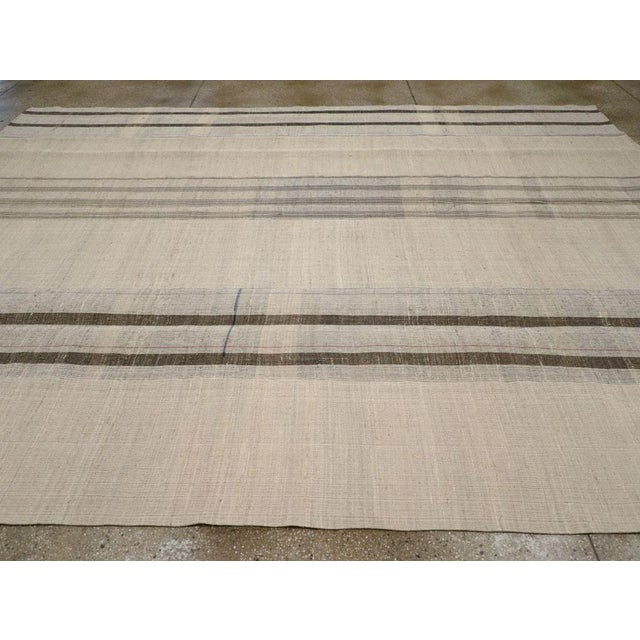 Galerie Shabab Collection Mid-20th Century Handmade Turkish Flatweave Kilim Room Size Carpet For Sale - Image 4 of 8