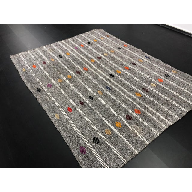 Traditional 1960s Vintage Primitive Turkish Handmade Organic Anatolian Wool Kilim Rug- 4′ × 9′1″ For Sale - Image 3 of 11