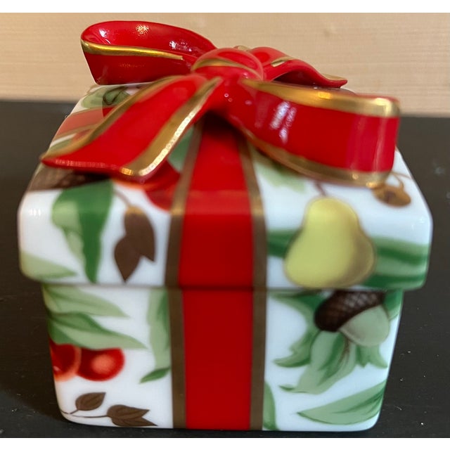 Tiffany and Co. 1990s Tiffany & Co. "Tiffany Holiday" Porcelain Gift Box Trinket Box For Sale - Image 4 of 12
