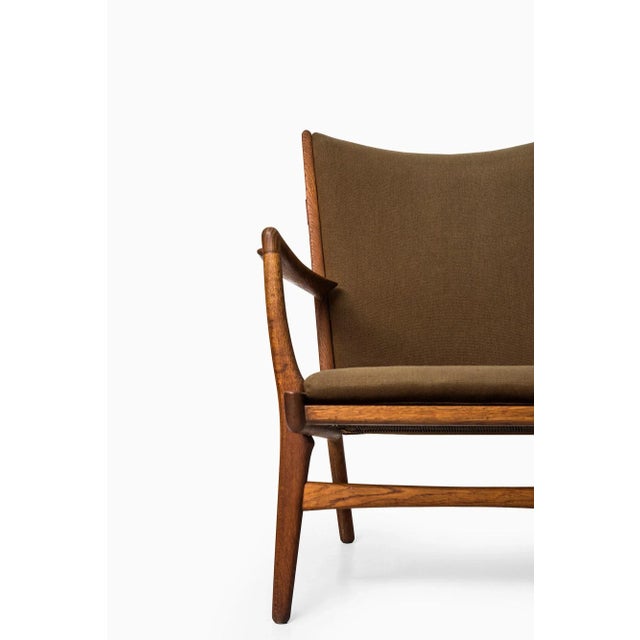 This model AP-16 easy chair was designed by Hans J. Wegner and produced by AP-Stolen in Denmark. The chair features an oak...