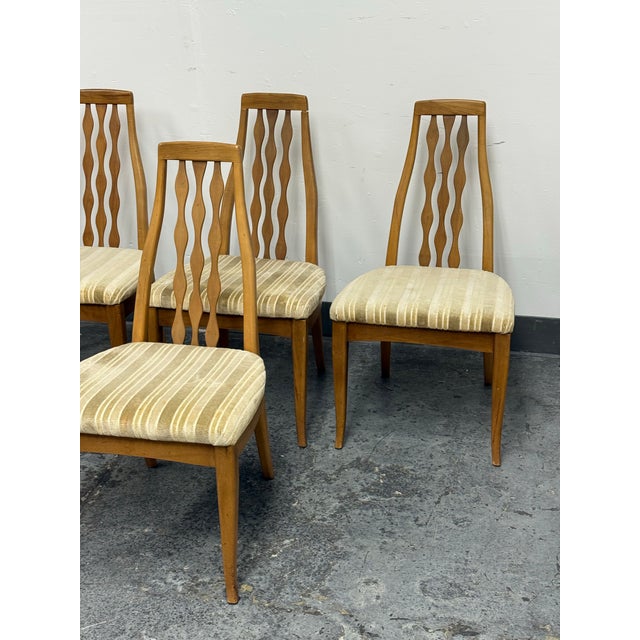 American of Martinsville American of Martinsville Mid 20th Century Sculpted Spindle-Back Dining Chairs, Set of Four For Sale - Image 4 of 12