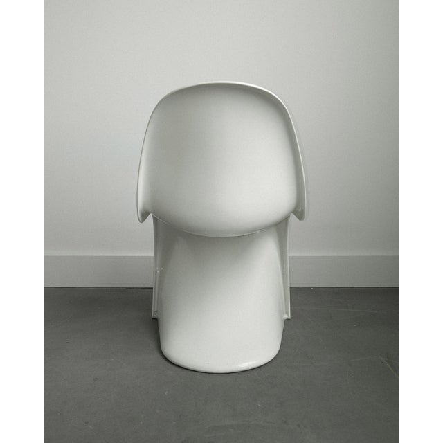 Authentic 1970s Verner Panton S Chair produced by Herman Miller. Iconic cantilevered single-form design in white....