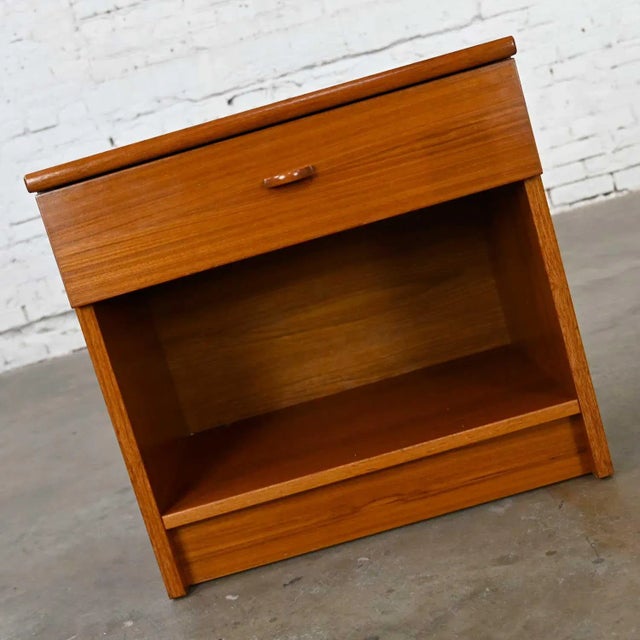 Late 20th Century Scandinavian Modern Teak Nightstand End Table Cabinet With Drawer by FBJ Mobler For Sale - Image 6 of 13