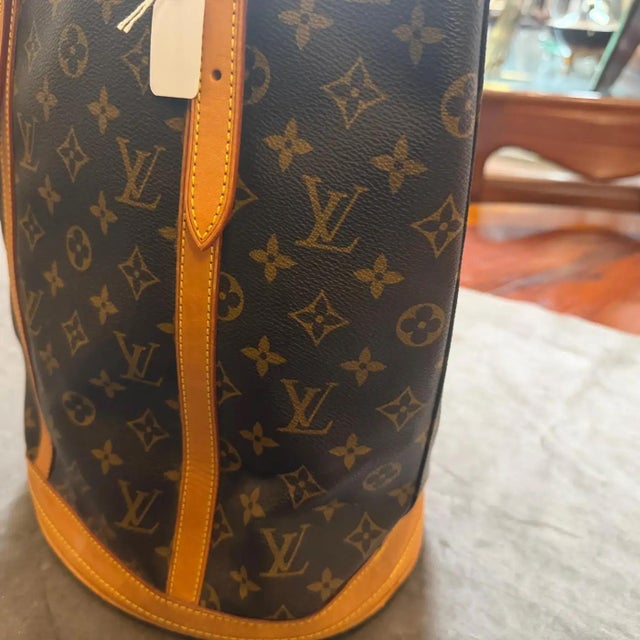 A 2000 Louis Vuitton Monogram Coated Canvas and Leather Bucket Gm Tote Bag 10 For Sale - Image 14 of 18