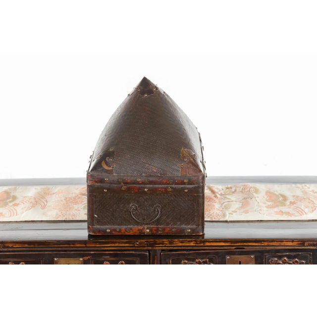 Chinese Early 20th Century Brown Rattan Pillow Basket with Pyramidal Top For Sale - Image 4 of 13