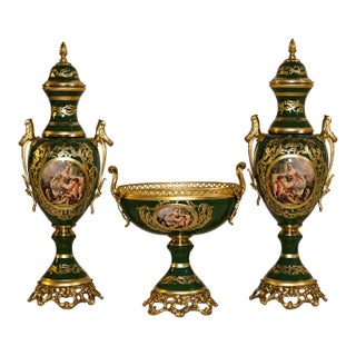 French Style Emerald Green Porcelain Garniture Set With Two Covered Vases and Central Jardinière – Gold Leaf & Bronze For Sale