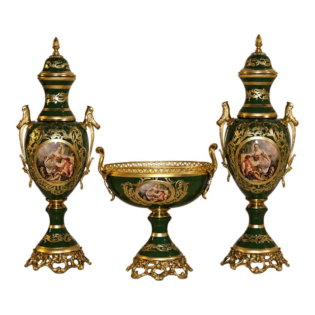 French Style Emerald Green Porcelain Garniture Set With Two Covered Vases and Central Jardinière – Gold Leaf & Bronze For Sale