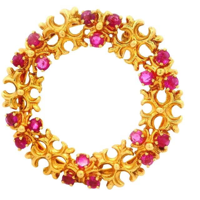 Contemporary Vintage Tiffany and Co. Ruby 18k Yellow Gold Wreath Brooch For Sale - Image 3 of 6