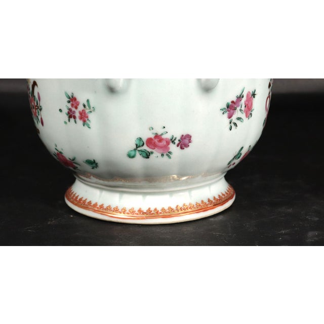 Elegant Tableware: Chinese Export Famille Rose Porcelain Wine Cooler Circa 1775 A finely potted and well-preserved Chinese...