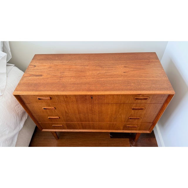 Mid-Century Modern Danish Teak 4-Drawer Dresser, Attributed to Børge Mogensen for Søborg Møbelfabrik, Denmark, C. 1960s For Sale - Image 3 of 6