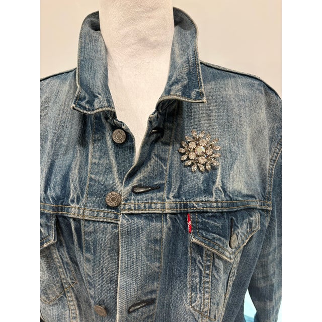 Vintage Rhinestone Snowflake Starburst Brooch Silver Tone Description This brooch is a sparkling snowflake starburst...