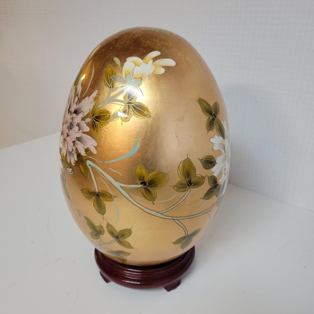 Late 20th Century Large Chinoiserie Gold Leaf Porcelain Egg With Birds & Chrysanthemums For Sale - Image 5 of 9