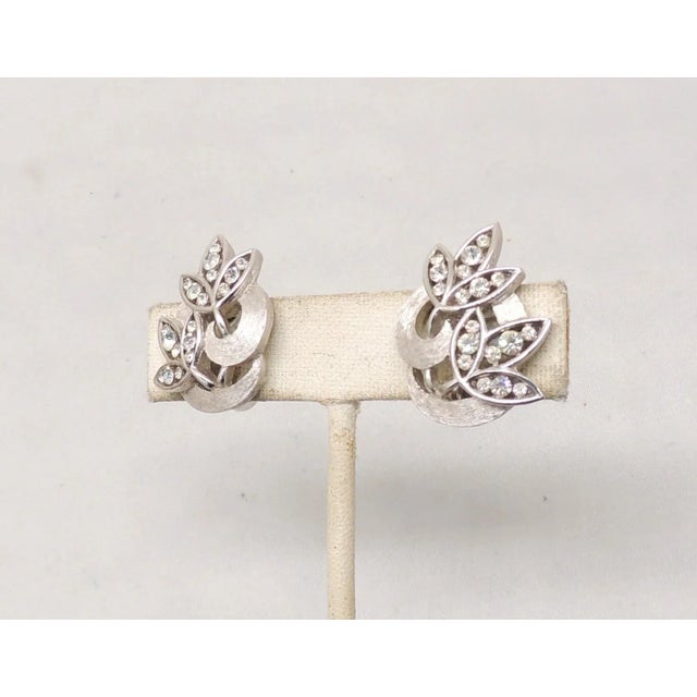 Mid-Century Modern Vintage Signed Crown Trifari Rhodium Plated Clear Rhinestone Flower Clip Earrings - 2 Pieces For Sale - Image 3 of 7