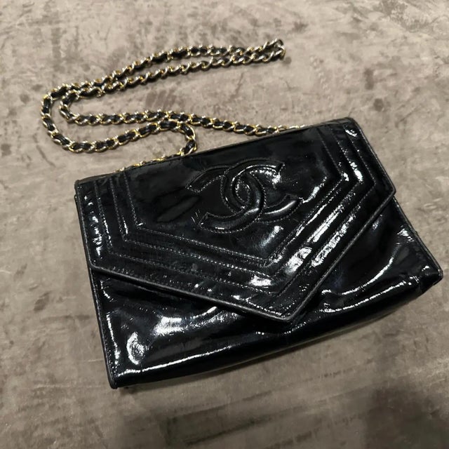 Early 21st Century A 21st Century Chanel Black Glossy Patent Leather Crossbody Bag For Sale - Image 5 of 12
