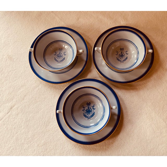Copeland Spode Heritage Pattern Trio of Double Handled Soup Bowls & Saucers - Chinoiserie Blue & White With English Armorial Crests For Sale - Image 9 of 12