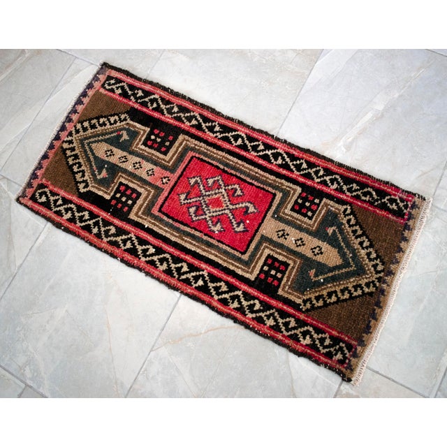1980s Hand Knotted Small Turkish Rug Bath MatFront of Kitchen Sink Rug Mini Runner 1'6" X 3' For Sale - Image 10 of 13