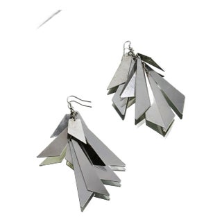 Late 20th Century Pair of Contemporary Chandelier Earrings With Elongated Silver Geometric Fringe For Sale