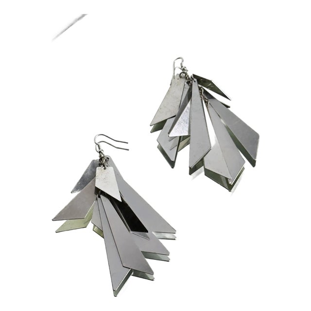Late 20th Century Pair of Contemporary Chandelier Earrings With Elongated Silver Geometric Fringe For Sale