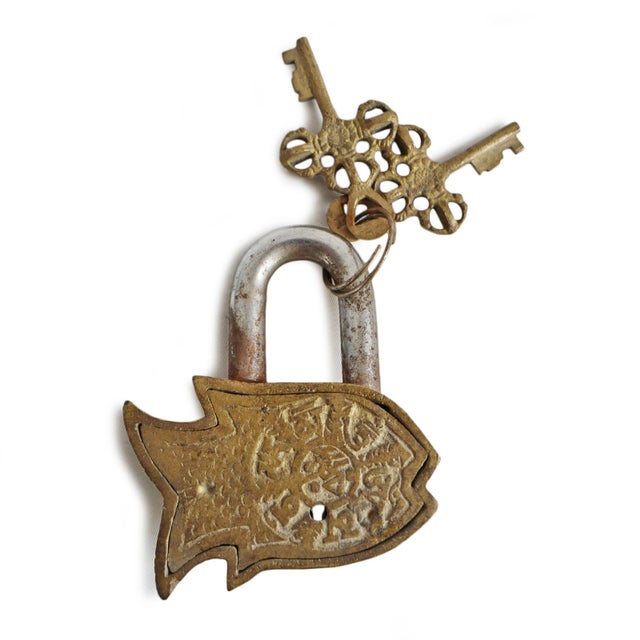 Original vintage solid brass India fish lock with two keys. Wonderful unique piece in the shape of a fish with Hindu...