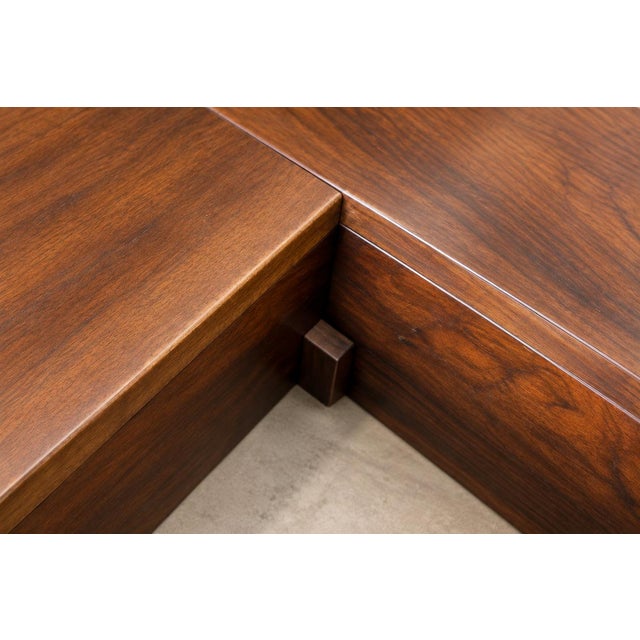 Brown Brazilian Modern Imbuia Coffee Table with Central Flower Vase Opening and Open Display Shelves, Casa Finland, Brazil, 1960s - lot 1129 For Sale - Image 8 of 18