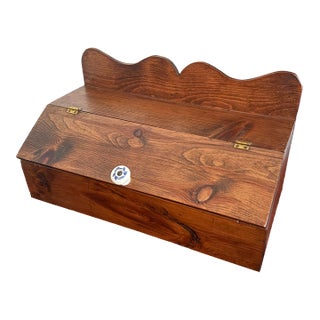 Late 20th Century Knotty Pine Slant Lid Box With Scalloped Back and Porcelain Knob For Sale
