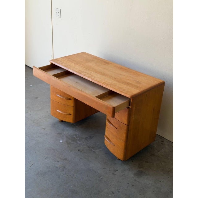 1950s Heywood Wakefield Maple Desk Mid Century Modern 1950s Sculpted Drawer Pulls For Sale - Image 5 of 10