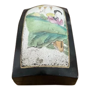 Early 20th Century Famille Rose Large Shard Box
