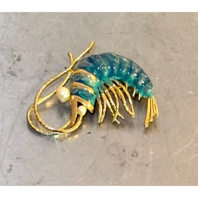 Mid-Century Modern Gold Tone / Green Swirl & Faux Pearl Shrimp Brooch For Sale - Image 3 of 4